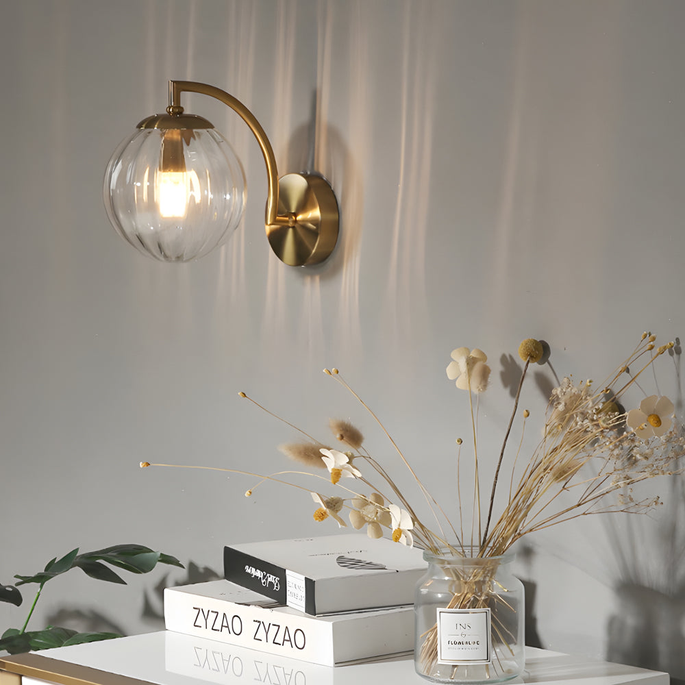 Aplique de parede braço curvo com globo de vidro canelado, metal dourado, 1 luz E14