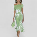 Vestido midi floral evasê com babado na barra e silhueta ajustada