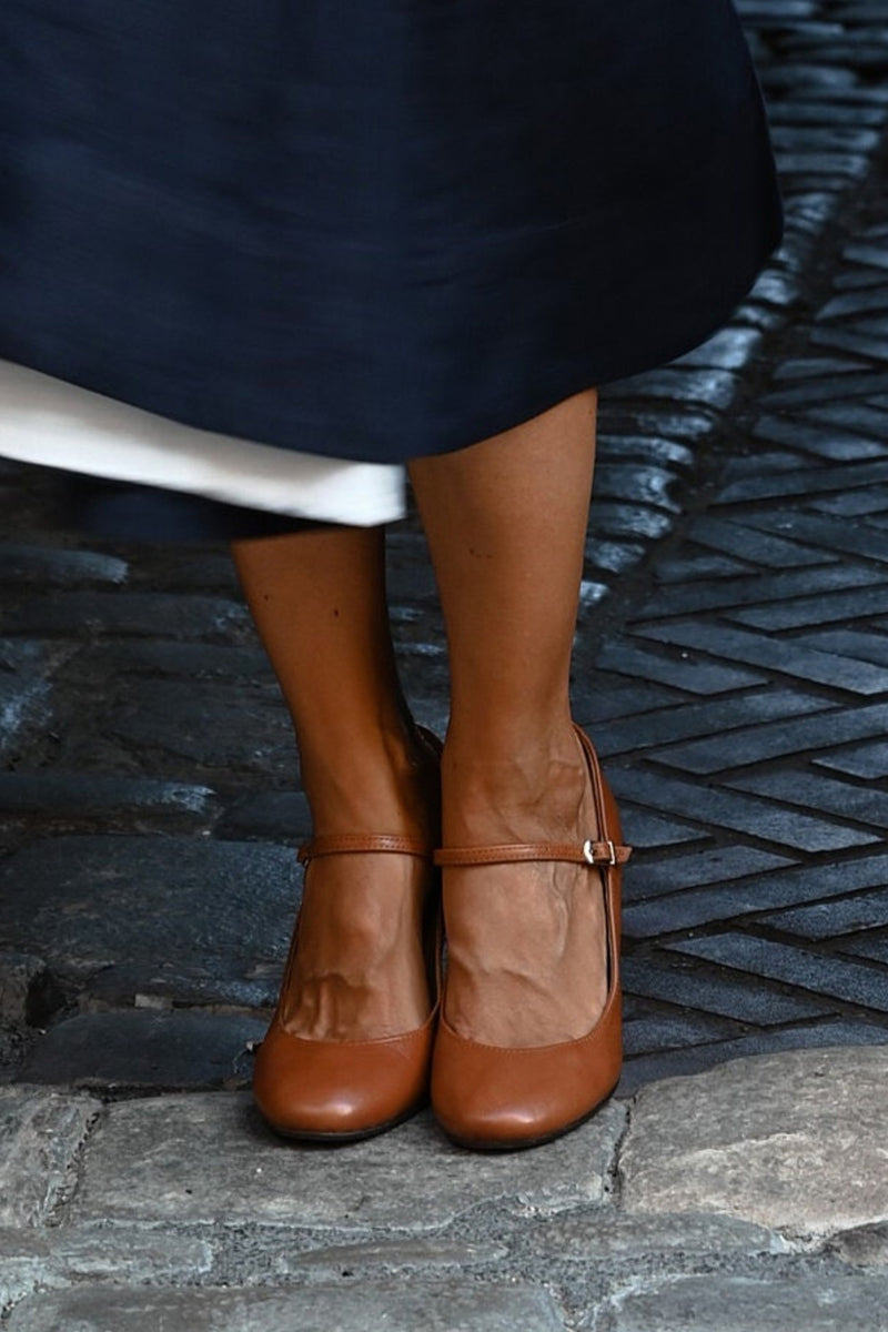 Sapatos de salto largo femininos bico redondo com tira e fivela ajustável