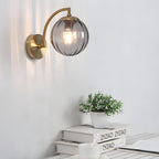 Aplique de parede braço curvo com globo de vidro canelado, metal dourado, 1 luz E14