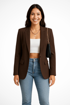 Blazer feminino estruturado com botão único e lapela, corte alfaiatado