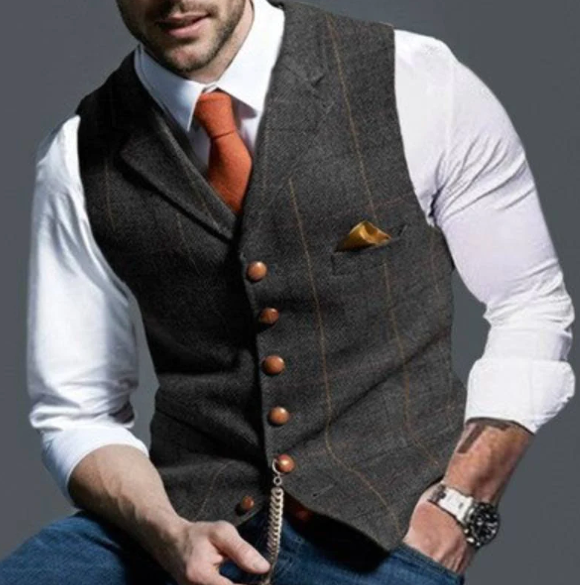 Colete slim fit masculino com gola lapela entalhada e fechamento por botões
