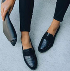 Mocassins femininos pretos bico redondo sola plana confortável