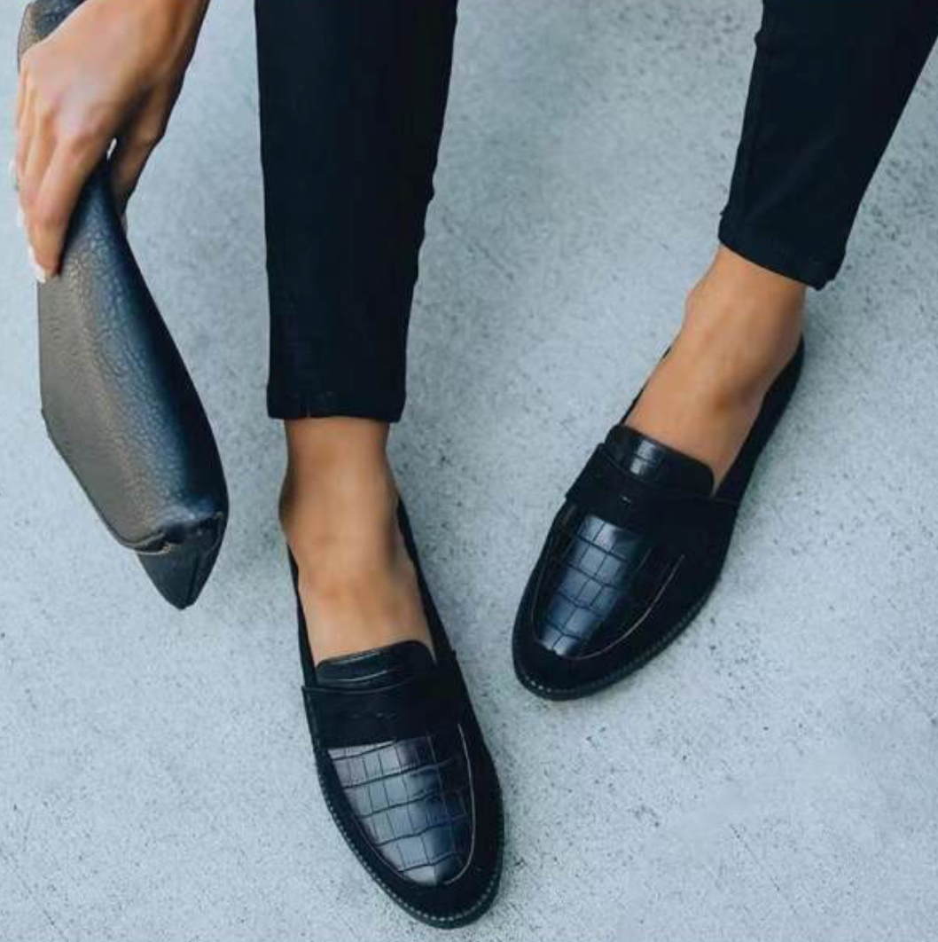 Mocassins femininos pretos bico redondo sola plana confortável