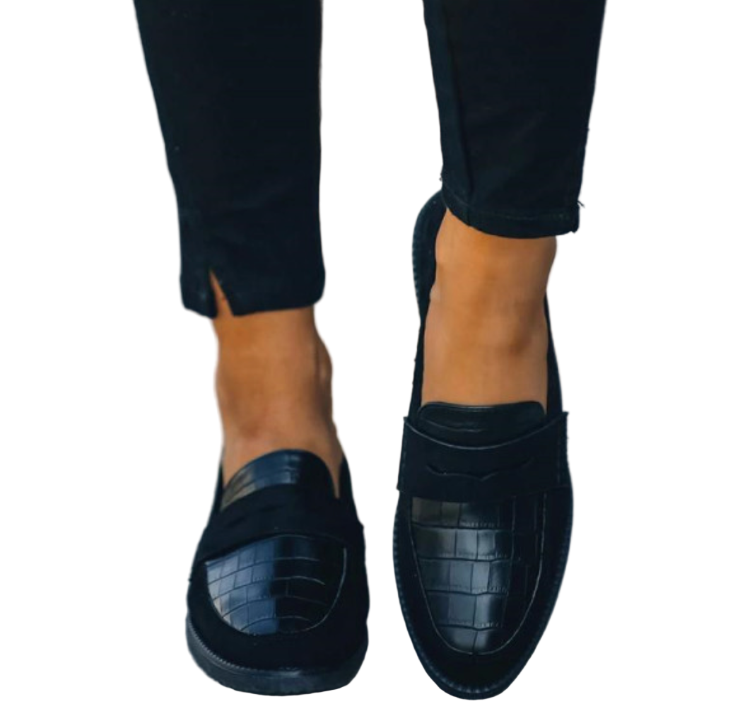 Mocassins femininos pretos bico redondo sola plana confortável