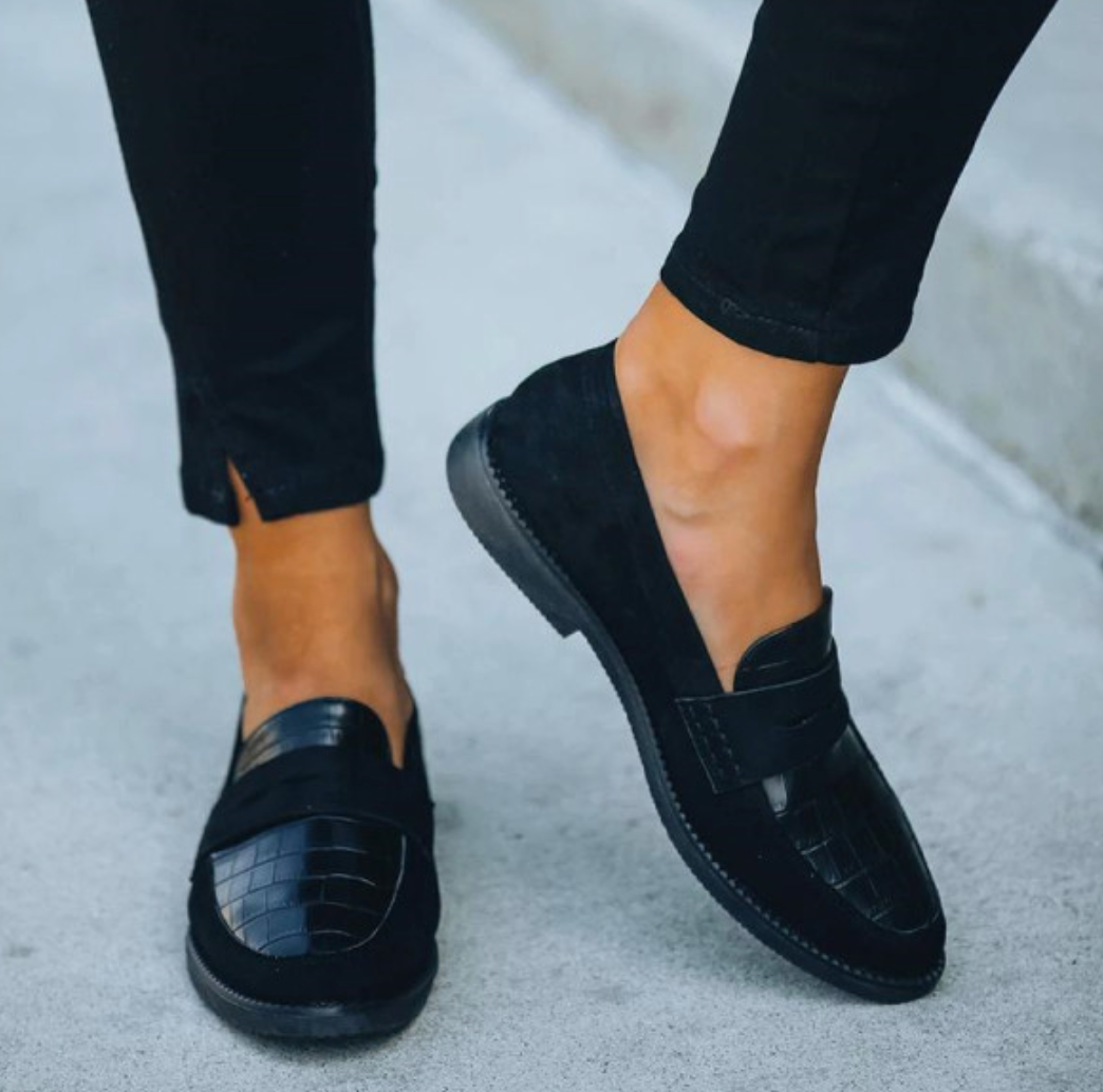Mocassins femininos pretos bico redondo sola plana confortável