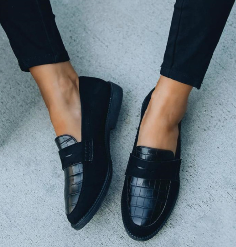 Mocassins femininos pretos bico redondo sola plana confortável