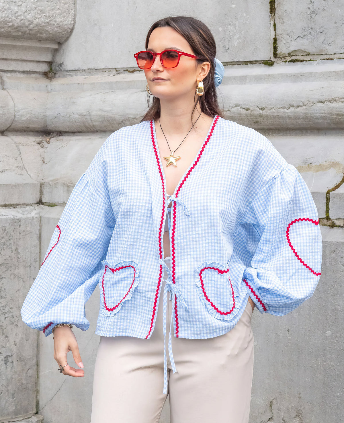 Blusa feminina xadrez romântica com laço frontal e detalhes em coração