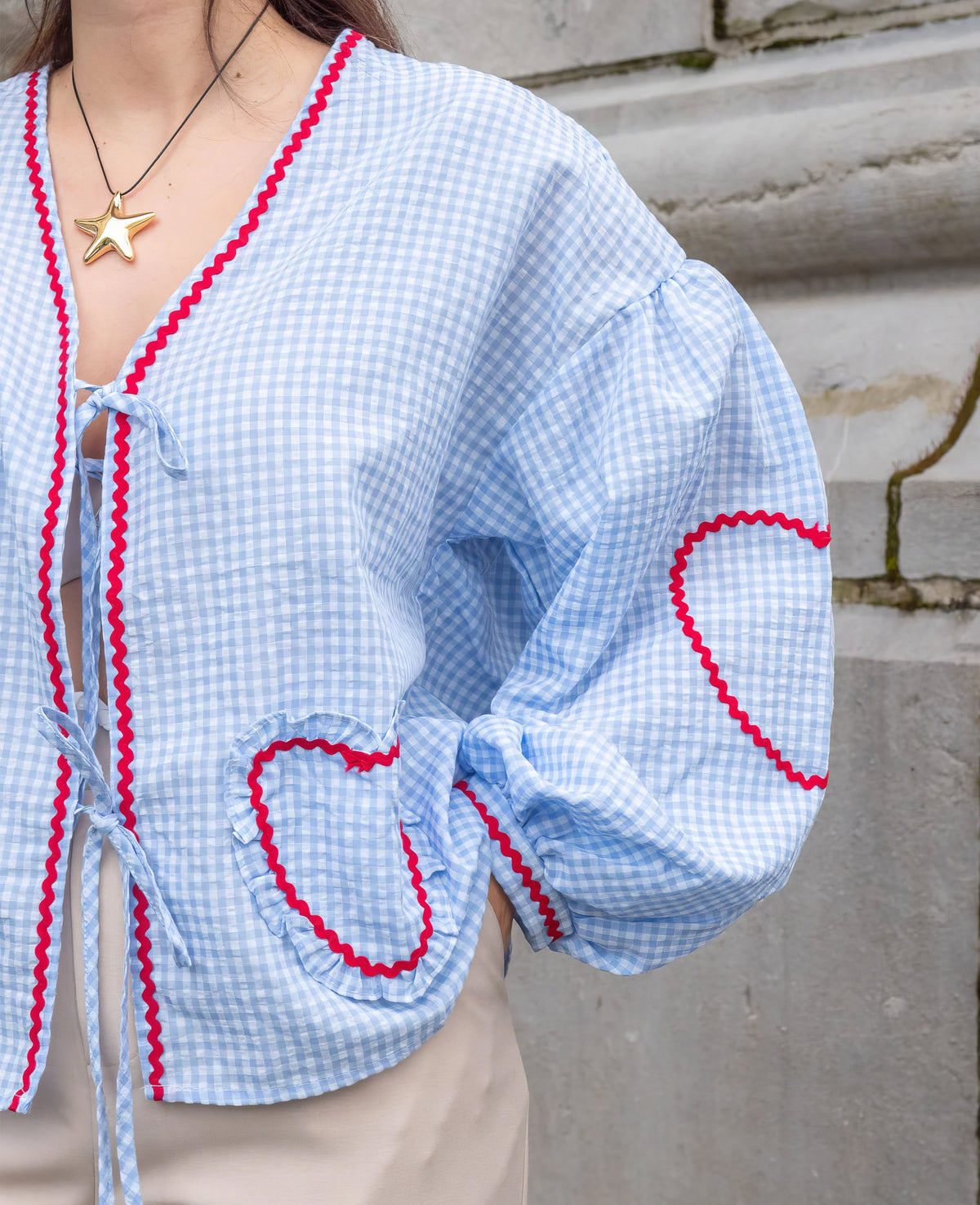 Blusa feminina xadrez romântica com laço frontal e detalhes em coração