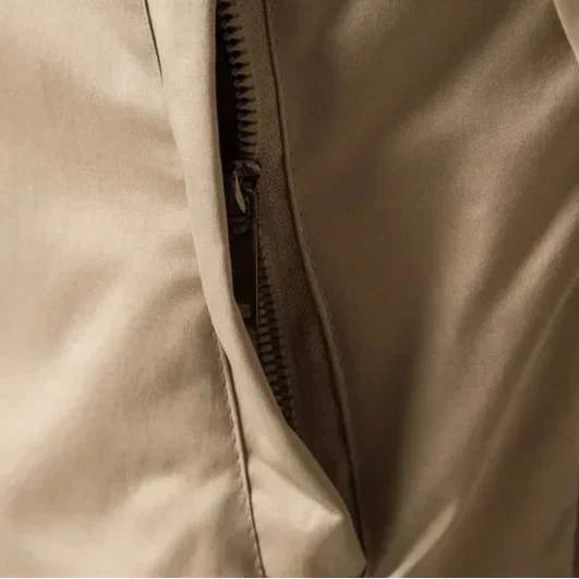 Bomber jacket homem com fecho de correr e acabamentos canelados design minimalista