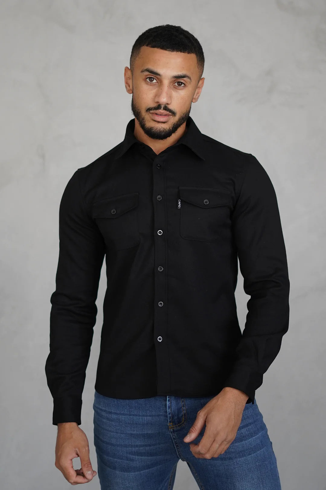 Camisa masculina manga longa com botões e bolsos no peito