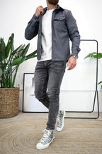Camisa masculina manga longa com botões e bolsos no peito