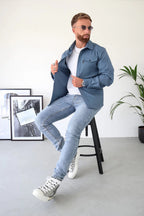 Camisa masculina manga longa com botões e bolsos no peito