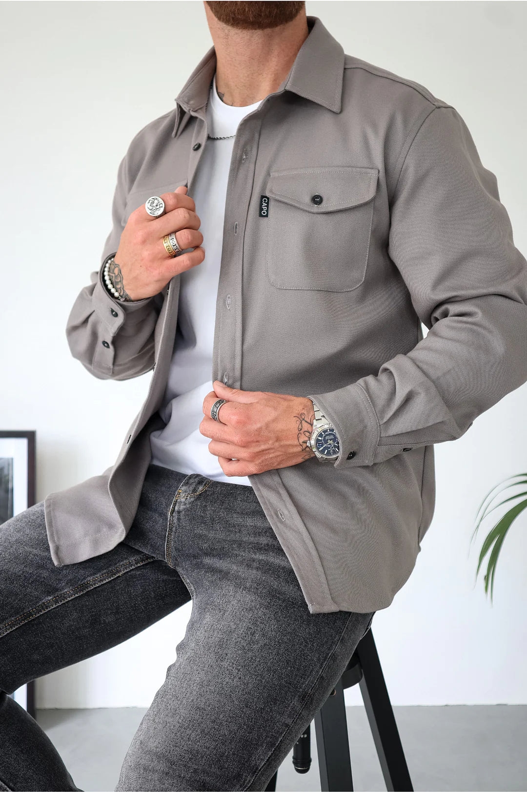 Camisa masculina manga longa com botões e bolsos no peito