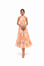 Maxi vestido floral halter mulher com costas abertas e silhueta fluida