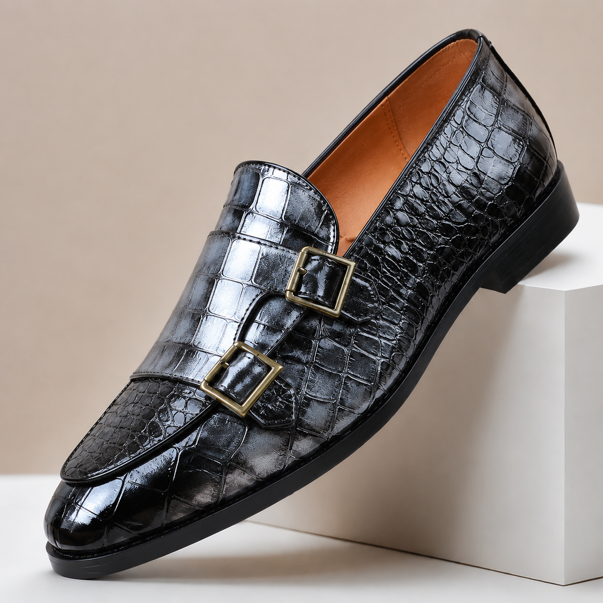 Mocassim homem couro double monk strap com relevo de crocodilo e bico amendoado