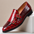 Mocassim homem couro double monk strap com relevo de crocodilo e bico amendoado