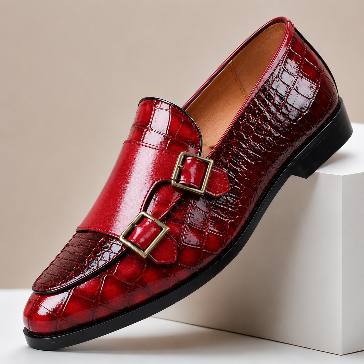 Mocassim homem couro double monk strap com relevo de crocodilo e bico amendoado
