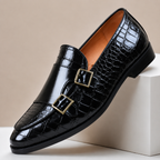 Mocassim homem couro double monk strap com relevo de crocodilo e bico amendoado