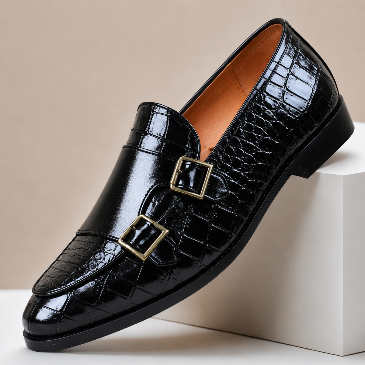 Mocassim homem couro double monk strap com relevo de crocodilo e bico amendoado