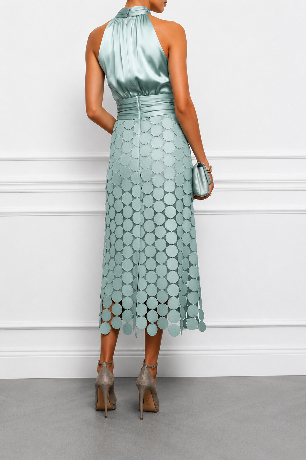 Vestido midi halter efeito cetim com apliques circulares na saia