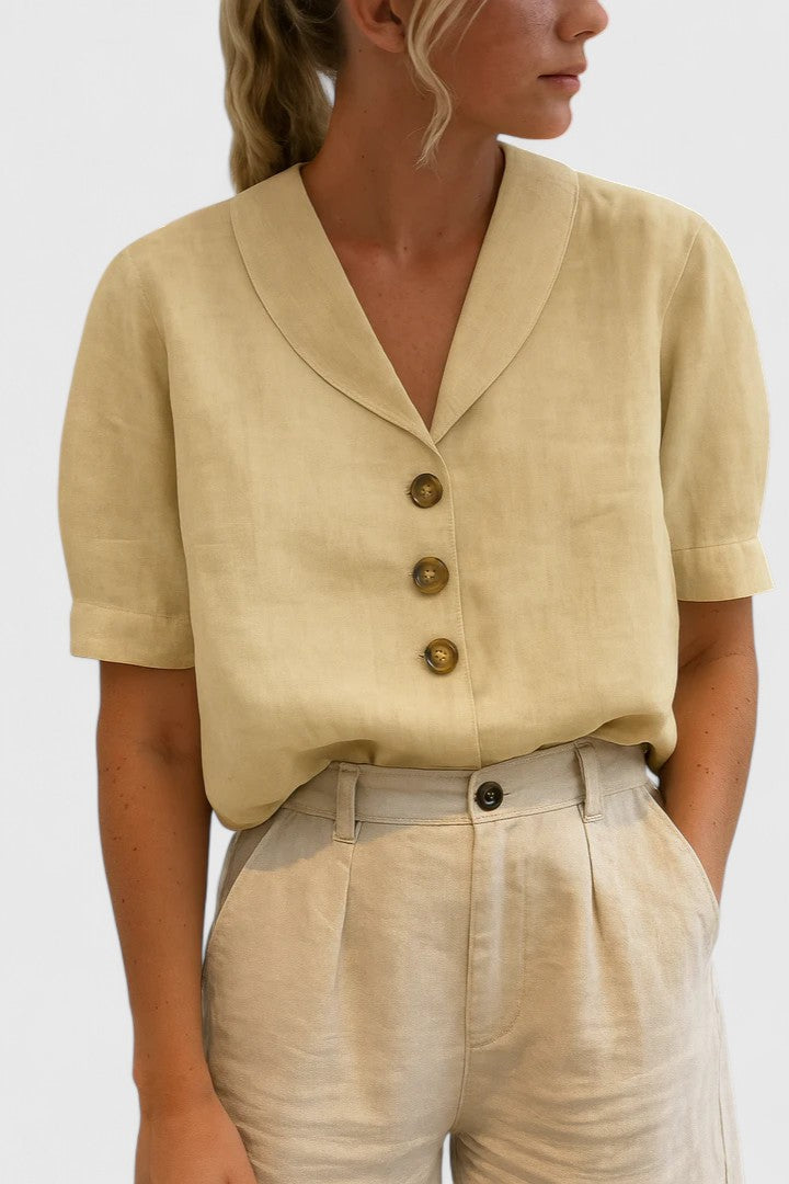 Blusa feminina decote V com botões contrastantes e manga curta corte reto