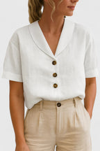 Blusa feminina decote V com botões contrastantes e manga curta corte reto