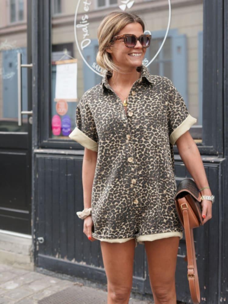 Macacão curto feminino estampa leopardo com gola camisa e laço na cintura