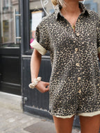 Macacão curto feminino estampa leopardo com gola camisa e laço na cintura