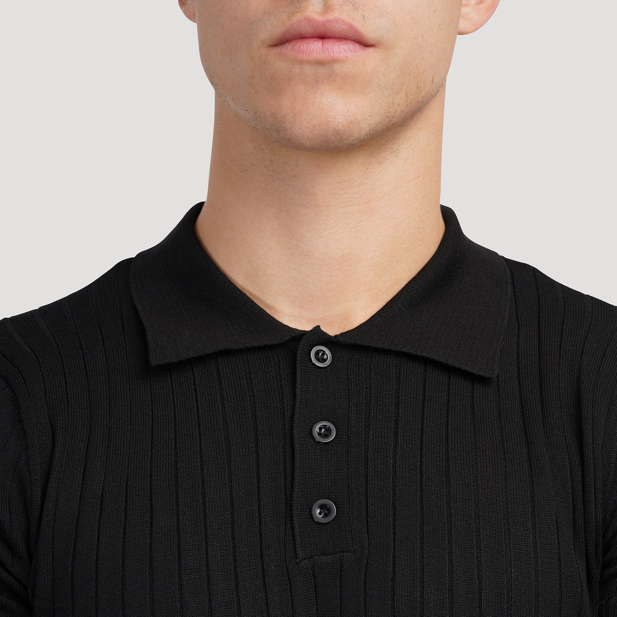 Polo masculina tricot algodão canelada com colarinho e botões manga curta