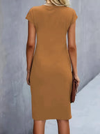Vestido midi feminino gola redonda silhueta ajustada disponível em várias cores