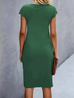 Vestido midi feminino gola redonda silhueta ajustada disponível em várias cores