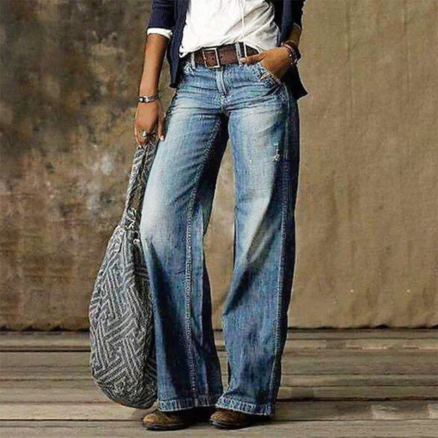 Calças femininas azul claro com design diferenciado e corte feminino estruturado