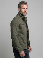 Casaco field jacket vintage verde olive com bolsos funcionais e silhueta relaxada