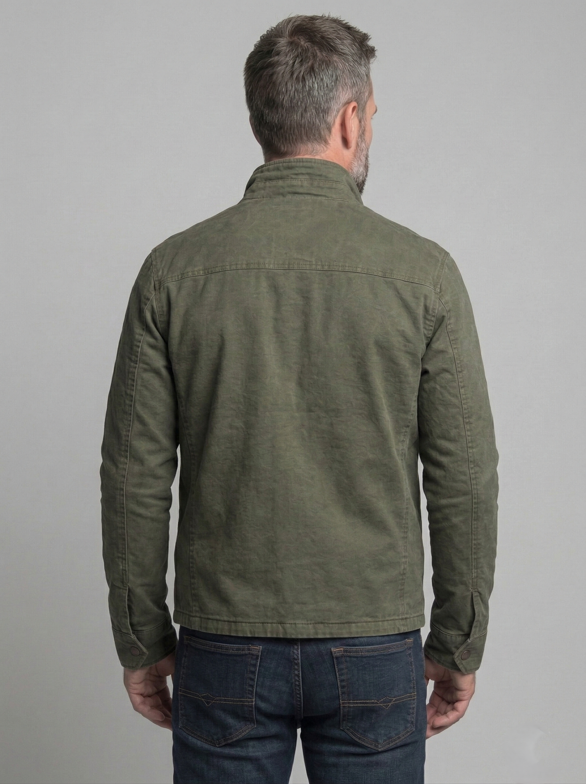 Casaco field jacket vintage verde olive com bolsos funcionais e silhueta relaxada