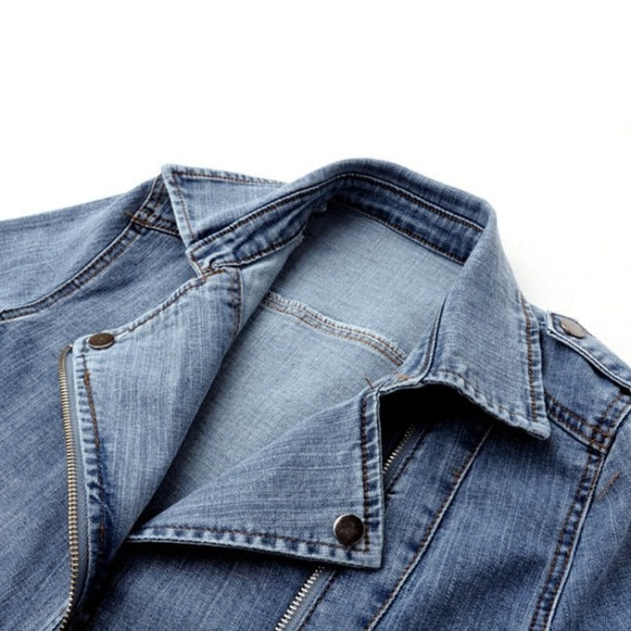 Jaqueta jeans cropped moto feminina com zíper assimétrico e cinto