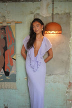 Vestido longo feminino decote V com babado frontal cor violeta