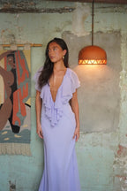 Vestido longo feminino decote V com babado frontal cor violeta