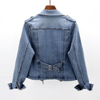 Jaqueta jeans cropped moto feminina com zíper assimétrico e cinto