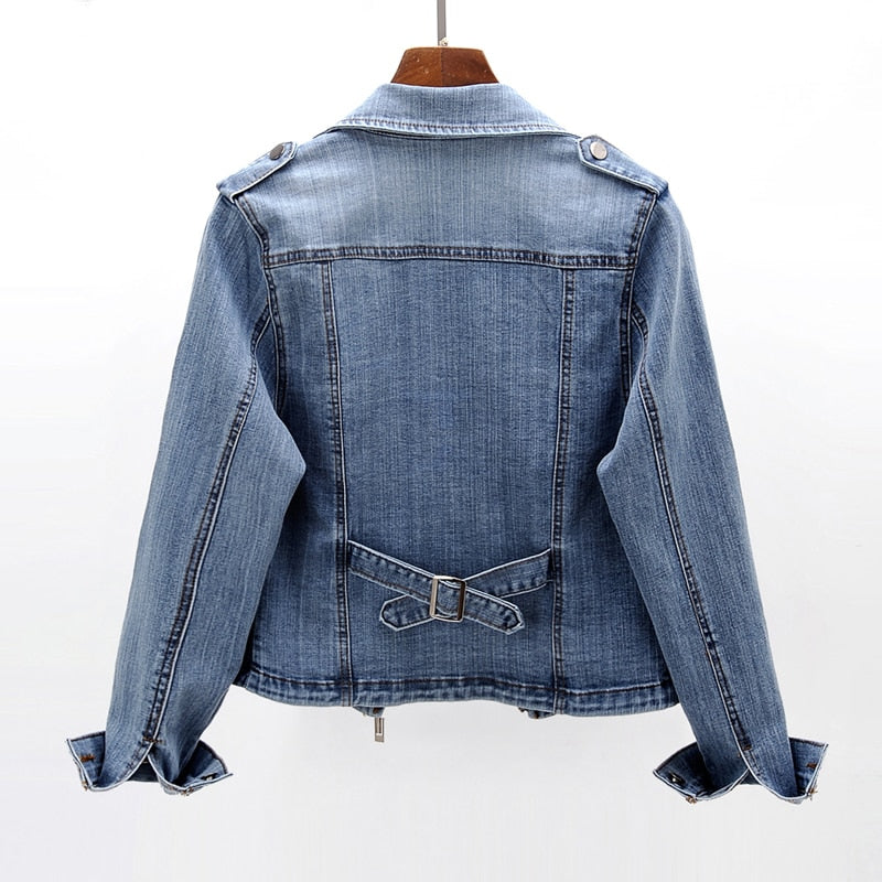 Jaqueta jeans cropped moto feminina com zíper assimétrico e cinto