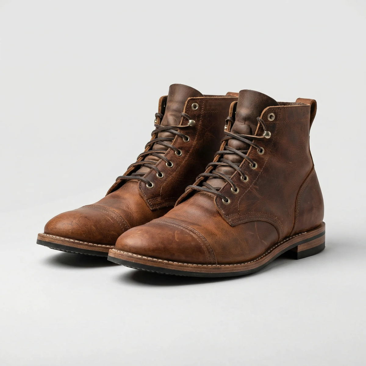 Botas cano curto masculinas marrons com cadarço bico arredondado e salto baixo empilhado
