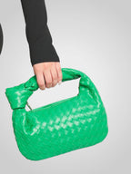 Mini bolsa eco couro trançado com alça de nó e fecho zip