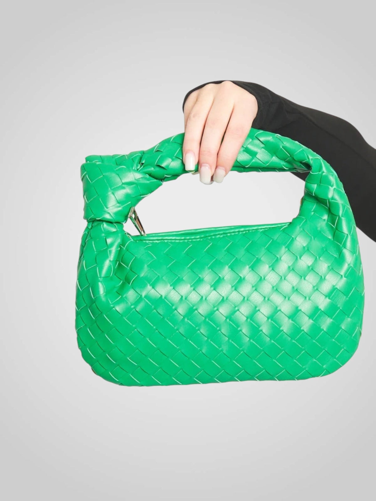 Mini bolsa eco couro trançado com alça de nó e fecho zip