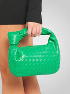 Mini bolsa eco couro trançado com alça de nó e fecho zip