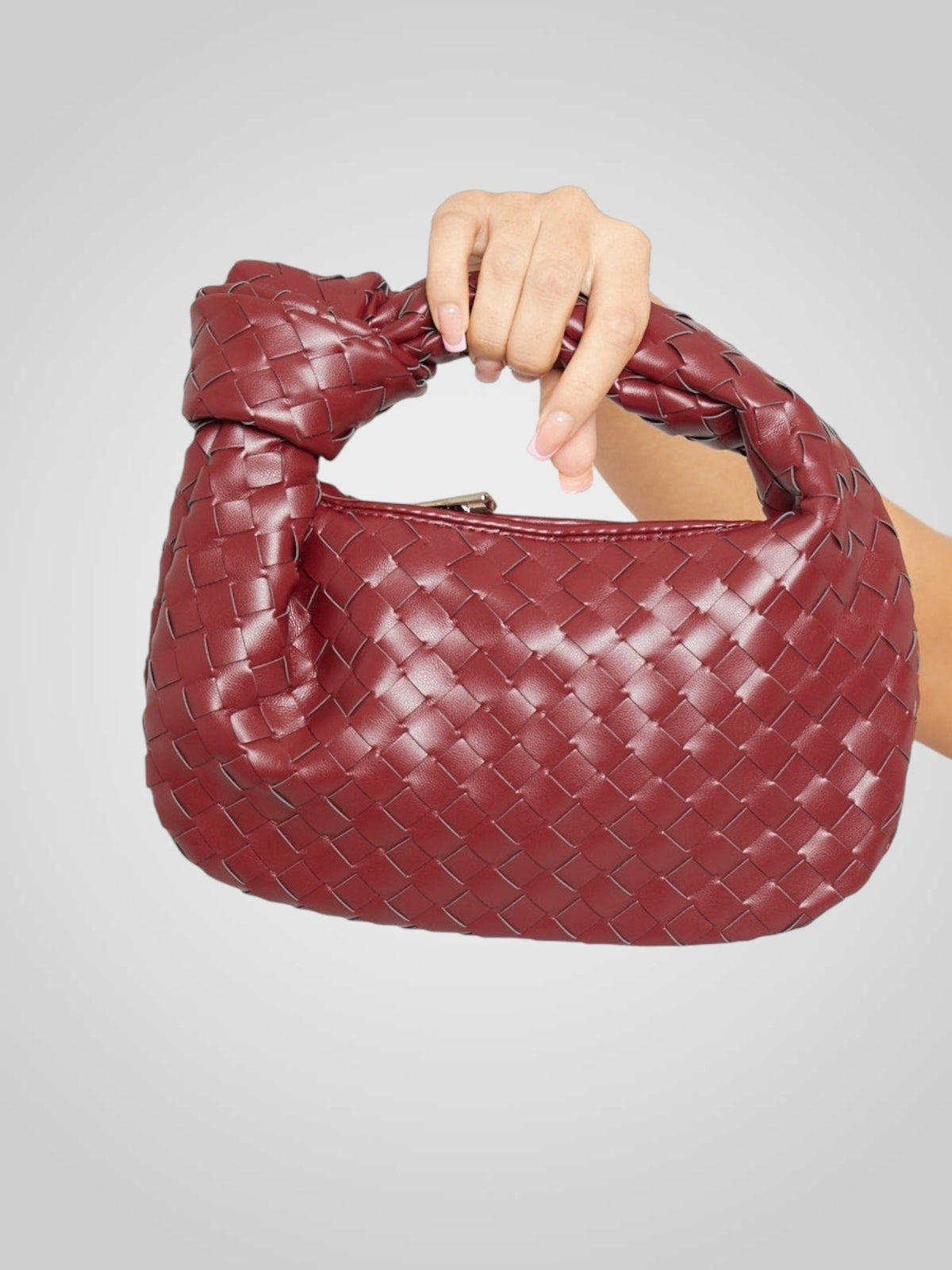 Mini bolsa eco couro trançado com alça de nó e fecho zip