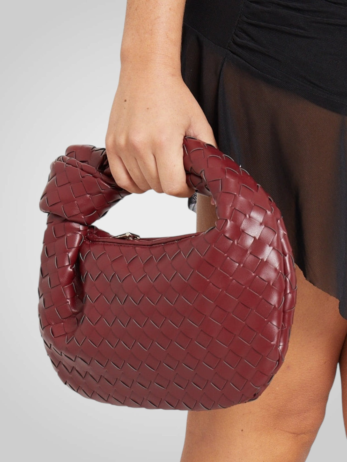 Mini bolsa eco couro trançado com alça de nó e fecho zip