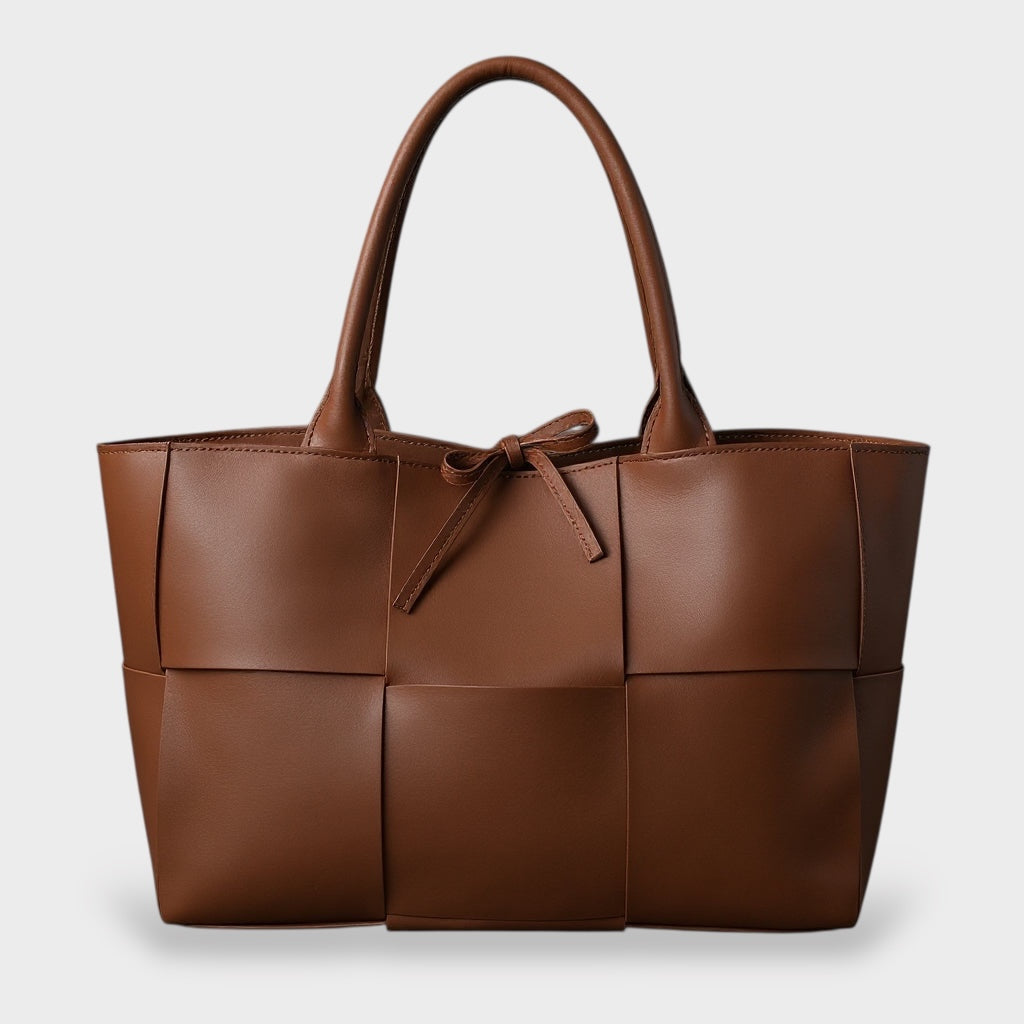 Bolsa tote feminina tecida com detalhe de laço frontal e alças enroladas
