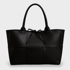 Bolsa tote feminina tecida com detalhe de laço frontal e alças enroladas
