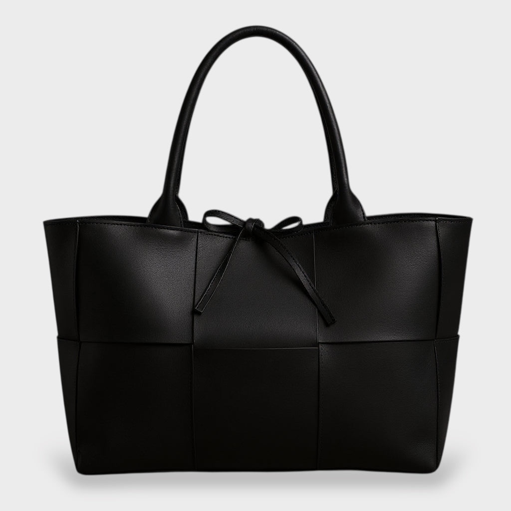 Bolsa tote feminina tecida com detalhe de laço frontal e alças enroladas