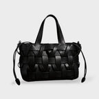 Bolsa feminina trançada com fecho de cordão e alça transversal